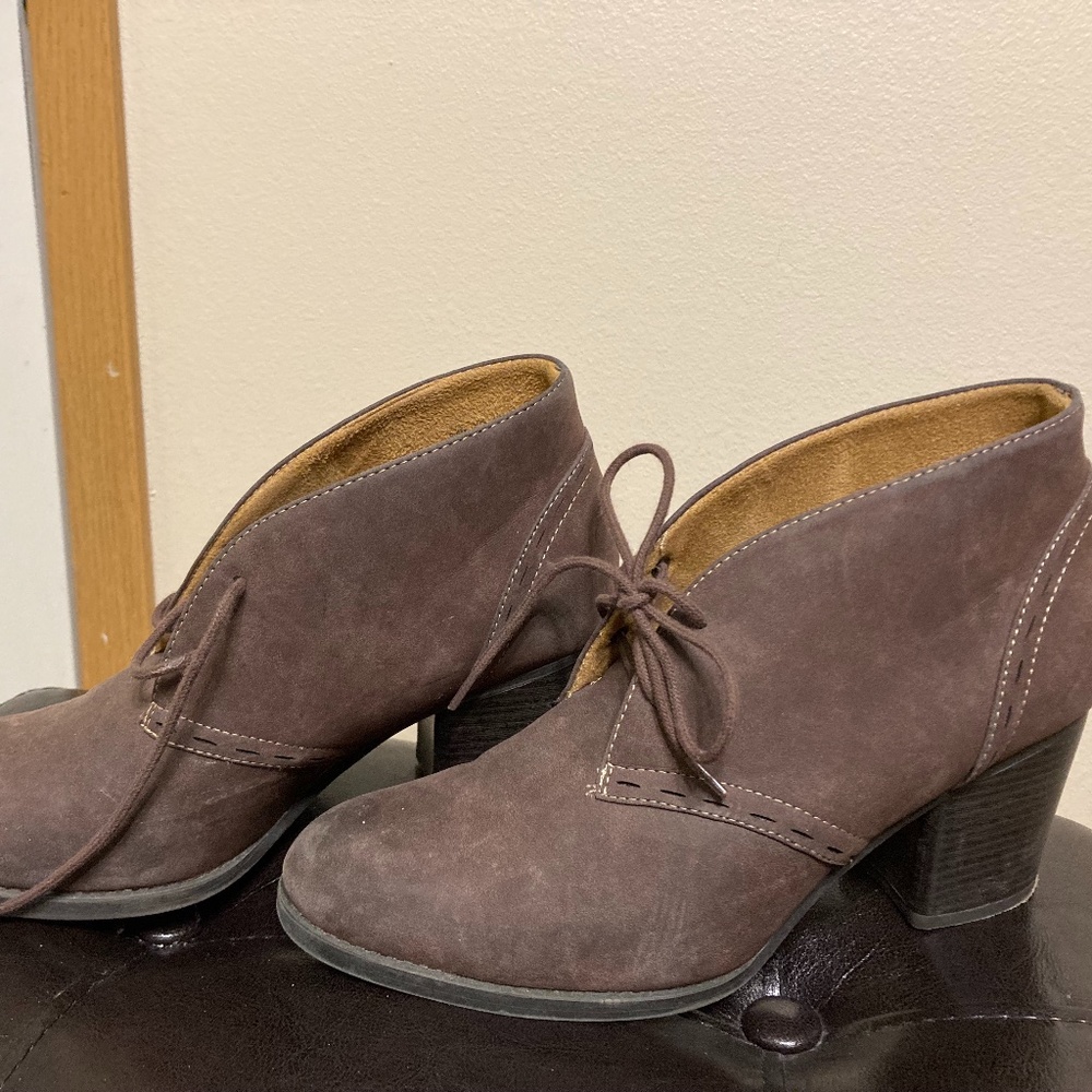 "Natural Soul" dark brown healed shoes. Never worn.